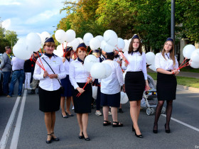 THE TEAM OF THE SHOPPING CENTER "SJUZANNA" GOES FOR THE FIRST TIME ON THE PARADE OF CELEBRATION OF REZEKNE CITY