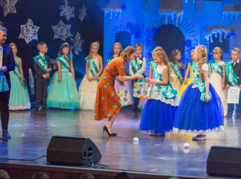 REPRESENTATIVES OF S/C "SJUZANNA" WELCOME PARTICIPANTS OF COMPETITION LATVIJAS PRINCIS UN PRINCESE