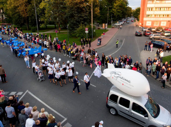 THE TEAM OF THE SHOPPING CENTER "SJUZANNA" GOES FOR THE FIRST TIME ON THE PARADE OF CELEBRATION OF REZEKNE CITY