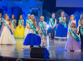 REPRESENTATIVES OF S/C "SJUZANNA" WELCOME PARTICIPANTS OF COMPETITION LATVIJAS PRINCIS UN PRINCESE