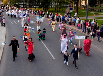 THE TEAM OF THE SHOPPING CENTER "SJUZANNA" GOES FOR THE FIRST TIME ON THE PARADE OF CELEBRATION OF REZEKNE CITY