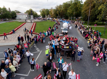 THE TEAM OF THE SHOPPING CENTER "SJUZANNA" GOES FOR THE FIRST TIME ON THE PARADE OF CELEBRATION OF REZEKNE CITY