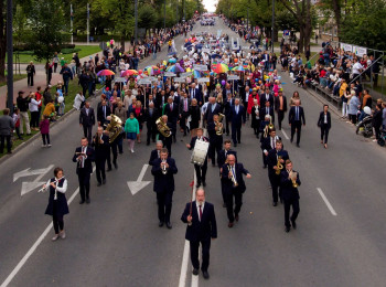 THE TEAM OF THE SHOPPING CENTER "SJUZANNA" GOES FOR THE FIRST TIME ON THE PARADE OF CELEBRATION OF REZEKNE CITY