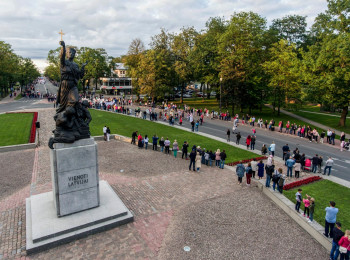 THE TEAM OF THE SHOPPING CENTER "SJUZANNA" GOES FOR THE FIRST TIME ON THE PARADE OF CELEBRATION OF REZEKNE CITY