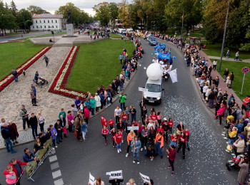 THE TEAM OF THE SHOPPING CENTER "SJUZANNA" GOES FOR THE FIRST TIME ON THE PARADE OF CELEBRATION OF REZEKNE CITY