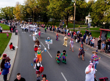 THE TEAM OF THE SHOPPING CENTER "SJUZANNA" GOES FOR THE FIRST TIME ON THE PARADE OF CELEBRATION OF REZEKNE CITY