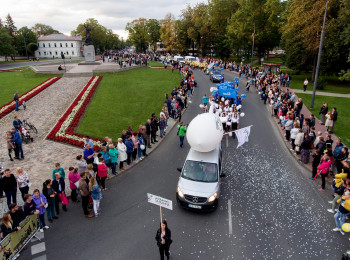 THE TEAM OF THE SHOPPING CENTER "SJUZANNA" GOES FOR THE FIRST TIME ON THE PARADE OF CELEBRATION OF REZEKNE CITY