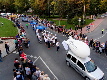 THE TEAM OF THE SHOPPING CENTER "SJUZANNA" GOES FOR THE FIRST TIME ON THE PARADE OF CELEBRATION OF REZEKNE CITY